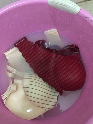 发货很快！这种是无钢圈的，厚版的适合小胸妹子，摸着比较舒适，没什么异味儿，第二件零元，价格划算，过水泡了没褪色，超市里差不多20多一件吧，还可以，满意，