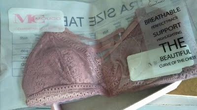 卖家很细心    连包装都用小盒子    快递都说没想到会用盒子    还没穿但是看样子和图片差不多不太清楚是不是舒服