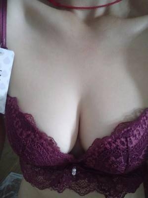 罩杯很软很舒服 料子也是软软的蕾丝料不扎人 穿上性感到自己都要流鼻血 怒赞啊 在这家店买了两三套了 每套都能迷死个人