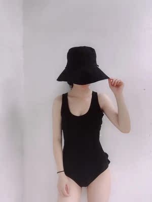 非常漂亮的泳衣，实物和照片模特儿一模一样。特别修身包身儿也不紧绷。穿着特别舒服，超级喜欢。游泳班就穿它啦。还会回购哒