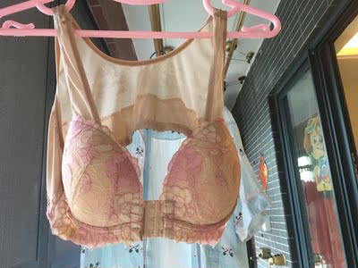 之前买小了，换了大一码以后，穿上合适些，不过只能扣最外边的扣子，估计等生了以后下胸围小些，穿着更合适，质量不错，应该还会继续购买，穿上也挺漂亮的，好评！