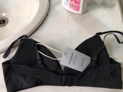 自从去年同事介绍了这个品牌的内衣，所有的内衣都被这家承包了。文胸质量很好，包装简约大方，面料柔软穿着舒服。性价比不错。棉质的罩杯很贴合，不会空杯也不勒，和没穿一样，肩带细细的有些小性感。以前下班一到家就换下文胸，现在不用着急换。这次还送了漂亮的帆布袋，喜欢，会无限回购