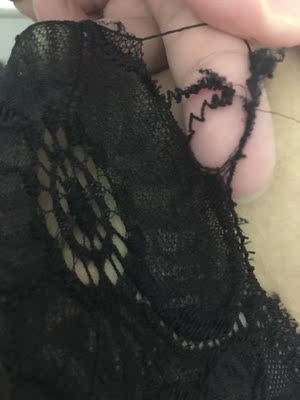 质量不好，开始是看中款式，一次性买了四套，这内裤算起来也十元一条，才洗过一次，今晚洗完澡试穿才发现，在边边这轻轻一拉就像抽线一样，根本穿不了第二次了，文胸那个带子是短的后背根本不能交叉穿，穿一会这肩膀都有痕了，我也不肥，158高，94重，现在带子只能分开两边才好一点。这个文胸前面蕾丝和内裤一样的，不知能否穿的了一个月，宁愿贵一点质量好些也好啊。要不是我洗过了，百分百肯定会退货的，我只是表达我自己意见。