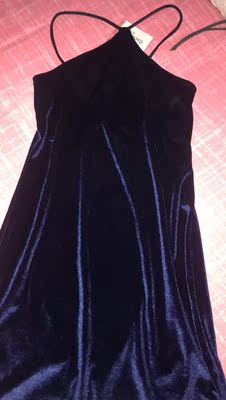 衣服很漂亮，修身，适合直播穿，质量还行