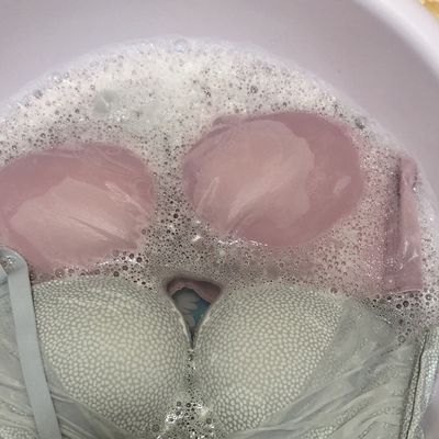 颜色好看,但这个斑点很让人密集恐惧症。舒适度差,下胸围很硬有点勒,但其他款式同尺寸却没有这种情况,懒得退了。 颜色好看,但这个斑点很让人密集恐惧症。舒适度差,下胸围很硬有点勒,但其他款式同尺寸却没有这种情况,懒得退了。