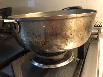 还可以,味道和意大利那款公鸡牌很像,那个味道有点呛,这款是膏体相对不呛人,用来清理雪平锅,效果如图,有些顽固的污渍还是难清理。 还可以,味道和意大利那款公鸡牌很像,那个味道有点呛,这款是膏体相对不呛人,用来清理雪平锅,效果如图,有些顽固的污渍还是难清理。