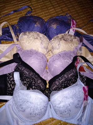 给妈妈买的 去年自己买了件这样的 穿了太聚拢 罩杯偏厚 穿了不舒服 不过妈妈喜欢 她说这家店的文胸做工都不错 希望店家改善下包装吧 也多为顾客着想下