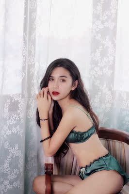 买来拍照用的 真的不要太好看阿 以前都不喜欢绿色衣服的 这个反倒很有气质