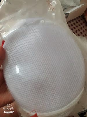 新款上新就拍了，九月份才给发货，不过拍的时候卖家有备注，反正也不着急穿，老公说这款比之前的款显胸圆哈哈哈，笑死我了，内衣不错，就是没看到套装只买了文胸，卖家还送了文胸洗护袋，买了很多次第一次收到小礼物，不错不错