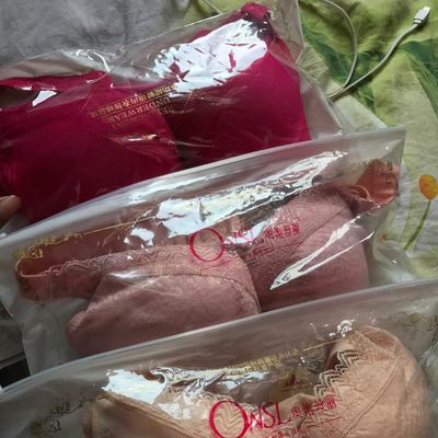 颜色很正，基本没有色差，蛮漂亮的。唯一不满的地方是尺码偏小，不开心。总体还可以。