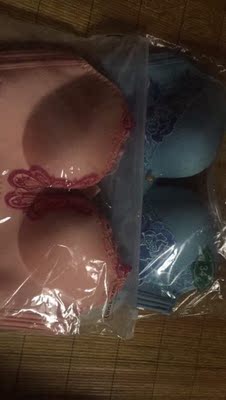 这次是回购的，内衣上身很有型，贴身特别舒服，很喜欢！以前也买过不少内衣，要么就是穿着舒服却穿衣服不好看，要么就是穿着好看，很不舒服，难得碰到这么好的内衣，赶紧多买一些，高品质低价位，姐妹们可以放心购买哦