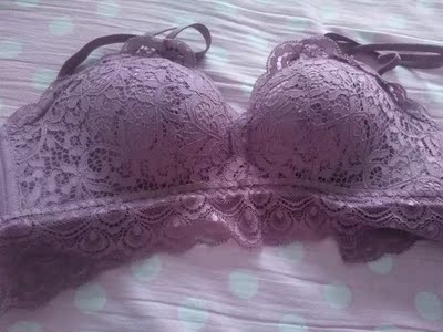 颜色差距不是一般的大啊，图一是卖家的图片，图二是我自己收到货拍的图片，完全不是一个色嘛，但是穿着还可以