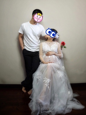 衣服非常好 非常干净 感觉跟新的一样 而且有淡淡的洗衣粉香味 老板人更好 本来说好这周一开始租五天的 结果赶上老公天天开会 没有时间给我照 本来想加钱延迟一天退衣服的 老板很爽快延迟一天还不用加钱 虽然赶上周四老公下午提早回来给我照了 提前还了衣服 但是还是很感谢老板让我延迟 这样我心里也有底儿不着急了