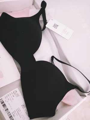 黑色的很舒服😌颜色很百搭啊 真的没有失望 活动买的很划算呢 很软 一点不紧绷没有束缚感 很软 穿在身上很轻松 薄薄的很透气 喜欢💕包装很可爱哦少女心爆棚