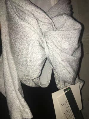 买的红黑色，后面又换的银黑色，效果很好，灯光照着闪闪的，不错，质量很好，没任何问题。满意 满意 满意