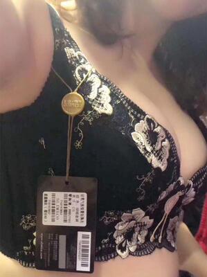 收到了很快呦，胸罩穿上很舒服，聚拢效果也很好，价钱也不贵，已经买了好几件啦感谢客服热心的服务，谢谢喽。尺码也合适，颜色很正的，洗过了也没有变型，有需要的亲可以放心购买，质量不错。