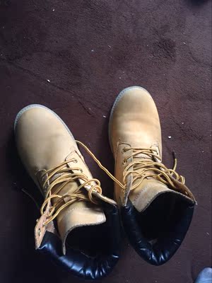 特意穿了好几天才来评价，真的很不错，算是性价比最高的大黄靴，原来也买过踢不烂的大黄靴，说实话，有些不合中国人的脚型，不是太舒服，而且质量不值那个价格。在客服指导下买的号码很合适，客服的服务态度很不错，是个做品牌做大项目的态度，鞋子做工很好，缝线结实无瑕疵，走路舒服有气质，皮子也是真的，昨天好奇心突发试了下确实真防水。写这么多是因为真的觉得在现在用心用品牌做鞋子的企业太少了，都在炒作营销，在这样的大背景下找到个良心企业应该支持，还回来买鞋子的，希望西瑞设计出更时尚有品味的鞋子。2017，愿一切都更好。