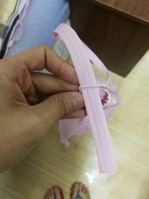 收到后没仔细看，昨天想要穿才发现，有一边肩带没缝线，可与另一边比较就看出来了，还是我自己找针线缝的