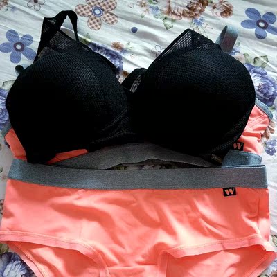 个人觉得尺码很是偏小，面料给人感觉不错，设计很精致