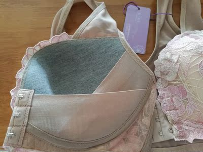 文胸的质量和做工都很好，客服推荐的尺码也比较合适，前扣设计很方便。唯一遗憾的是收副乳效果不太好，希望设计能改进。