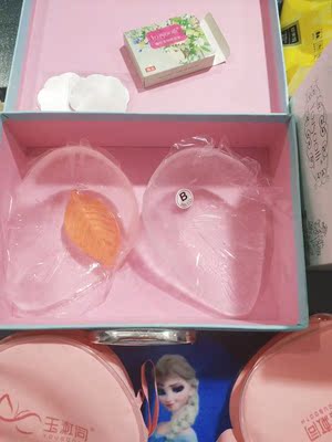 等了好多天透明款终于有现货了，礼服有救了，卖家真是太了解礼服需要搭配什么样子的内衣了，2个月之前说我的礼服很透很深的V，卖家说可以设计一款匹配的，结果真的有了，透明而且，多深的V都可以，哈哈太开心了