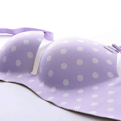 内衣的布料是属于略滑的那种吧，弹性挺好的滑布料。穿起来相对吸汗，内衬的颜色是那种黄色的吧，有点像发黄其实本来就是那种灰土色。罩杯什么的标码所以大小没问题