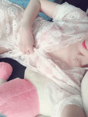 质量很好的蕾丝 不扎皮肤 内搭的比基尼内衣虽然有一点火爆 但是披上蕾丝外褂就秒变淑女 准备给男票一个惊喜噢