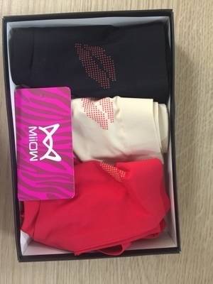 收藏了很久的内裤，今天还是忍不住就买了，挺贴身挺舒服，弹力好。透气，不起球，不变形！内裤是抗菌的，性价比很高，洗了一下，褪色什么的没有发现，外包装不错，小内的弹力挺好。款式花纹也都很好看，做工布料都很好，颜色很正。 