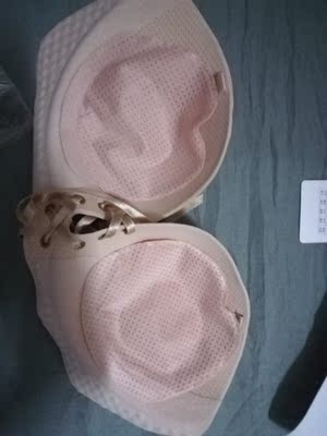 发货非常快  下单第三天就收到了。这个充气的隐形文胸很不错哦 充气很方便 粘性很好  不会掉