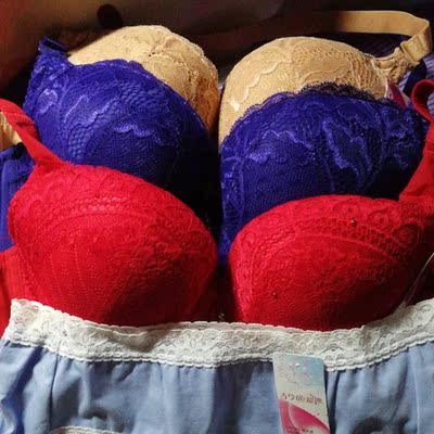 没有色差，很美，卖家还送了一条内裤，很惊喜，客服态度非常好