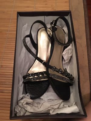 很漂亮，做工精制，特别是鞋跟，高度正好是我想要的，穿着很舒服