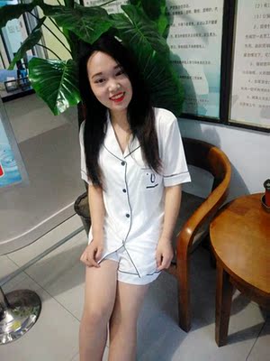 睡衣质量很好，料子很好，穿着很舒服，颜色也很正，白色的也不会透，很有质感，卖家服务态度很好，本来买的粉色的，后来和卖家协商换成了白色的，卖家很爽快的解决了，很喜欢的一款，还会再来哒。