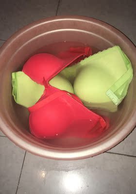 有染料味道,在水里泡着了,有色差,绿色很丑,比图片深,红色也深,但还行,尺码选对的话,聚拢效果还行,穿一段时间再追评。 有染料味道,在水里泡着了,有色差,绿色很丑,比图片深,红色也深,但还行,尺码选对的话,聚拢效果还行,穿一段时间再追评。