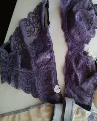 非常满意，穿上舒服比钢圈内衣舒服，舒适感还是挺棒的，料子也好里面是薄的，具有聚拢性感，对我合适，质量挺好的！宝贝内衣收到了，质量好，一分钱一分货，颜色和图片一样没色差，款式也很漂亮性感！