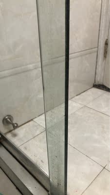 真的蛮好用的,收到就马上擦淋浴房玻璃了,还比较干净,然而两块玻璃夹缝中擦不到,很脏的,可以对比。 真的蛮好用的,收到就马上擦淋浴房玻璃了,还比较干净,然而两块玻璃夹缝中擦不到,很脏的,可以对比。