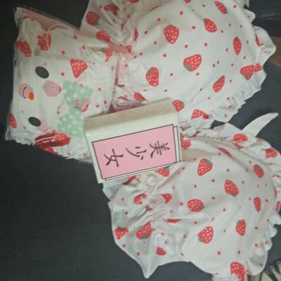 胸大的女生不太推荐买..有种穿泳衣跟小时候穿小背心的感觉 扣子松紧部分太松了 其他都挺好 内裤很可爱 很少女