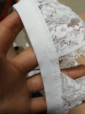 包装可以说是蛮奢华的了  内衣还行吧  这件不是聚拢的  穿起来大概就是无托摸胸的感觉  下面那一圈是棉的 肩带也是 不知道抗不抗造?