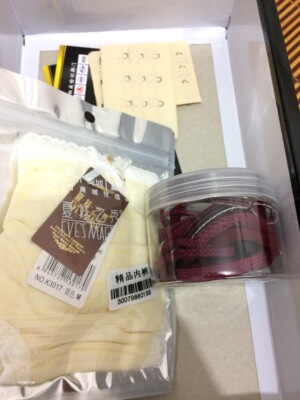 一直以来都穿你们家的衣服，质量和实体店的一样，价格还实惠，客服瑶瑶人很耐思，即使很晚了也很有耐心 ，以前一直穿75B，给了数据给到客服，建议买了80B，一收到就试穿了一下很舒服，合身，感觉以前没有买对内衣，哈哈哈，还送了一些小礼物开森，满意，赞