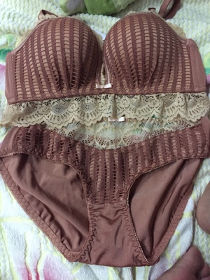 我第一次买这么漂亮的内衣,个人很喜欢,就是有一点点味道,穿起来都有沟了,小胸的福利 我第一次买这么漂亮的内衣,个人很喜欢,就是有一点点味道,穿起来都有沟了,小胸的福利