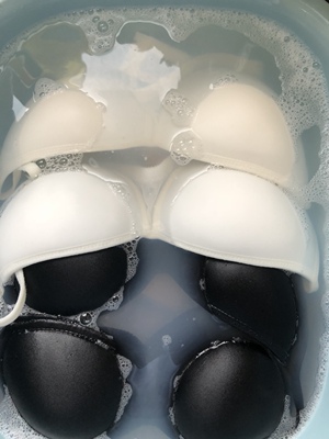 s码和m码差别不大,平胸,平时买70a,这个s码不紧,m码也不送,都可以。白色略有色差,m码颜色更深一些,s码更白一些。 s码和m码差别不大,平胸,平时买70a,这个s码不紧,m码也不送,都可以。白色略有色差,m码颜色更深一些,s码更白一些。