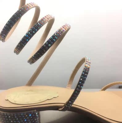 鞋子真的很好看，我手机拍不出效果，不过实物真的很好看，在灯光下面亮闪闪的，看而且一点也不磨脚，真的是质量很不错，感觉现在网上很难买到一双不磨脚的鞋子了！