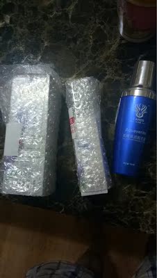 买了两瓶脱毛膏，店家还送了一瓶精华修复液真的超级好，脱毛效果真的很好，真是一点儿也没有让我失望。这款脱毛膏很温和,不会刺激皮肤..皮肤敏感的女生可以使用这款!