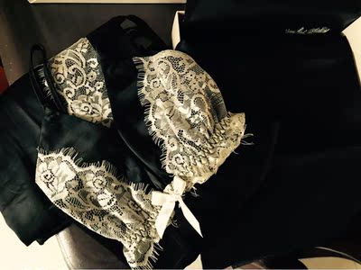 刚刚试了一下，太好看了，买了这么几件这种的睡衣只有这家最满意，衣服外套里面还有个绳扣，完全不会松动掉落，面料也舒服，不像其他家的站起来裤子黏在腿上不舒服。总之大爱啊