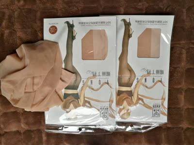 袜子不错，价格也很实惠，买了3双有2双完好，另有一双有一点点瑕疵~
