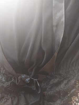 不太会照相，大家将就看看。本来想穿着照，家里一直有人不方便。很性感，肩部的设计正好把手臂上最肉的地方遮住。买过无数次了，内衣内裤，睡衣，强烈推荐像我这种肉肉的，又想性感的！