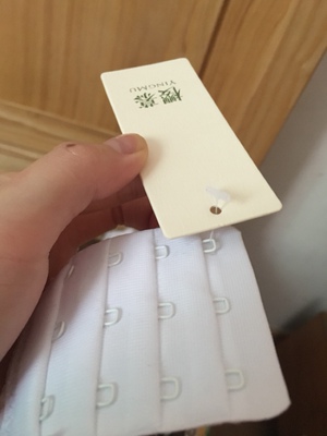 那件有问题的内衣，吊牌明显拆过，随便挂回去就寄给客人，找客服已读不回