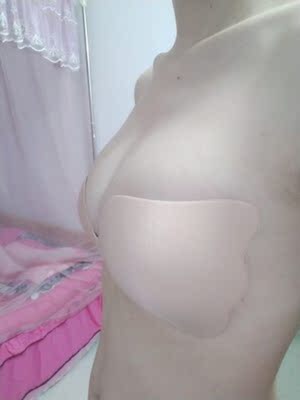 因为是露背装，所以只能选择乳贴，第一次使用乳贴，戴上非常舒服，没想到胸小的我戴上非常合适，而且形非常不错，包装也很好，非常卫生，老板还送了小礼物，太感谢了，以后有需要还会再来的，。胸小穿上罩杯立马上升，每个细节都很用心，这样的好卖家，先赞一个，而且价格很美，没得挑！下次有机会还来全五分！