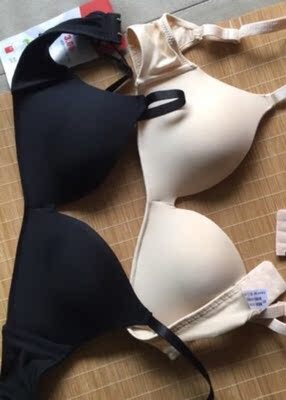 文胸质量很好，价格不贵!，很喜欢这种简单，淡色的内衣，没有色差，夏天的衣服薄、透，这个穿上不显，这次买了两件，做工很好，穿得非常舒服，像没穿凉凉的很贴肤，无痕迹摸着很薄很舒服尺码正常，弹性十足没有束缚的感觉!