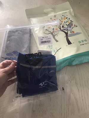 很好看的颜色穿上也帅帅的，卖家服务态度超级棒?