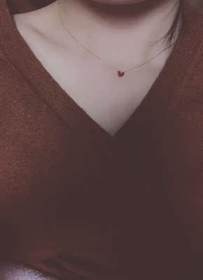 链子是18k金，红色型吊坠是小红心，很精致，特别显肤色，皮肤白的妹子带超好看！特别是在夏天穿个小吊带，显得脖子长长的又不会觉得空荡荡的，锁骨好看的仙女一定要入哦！💗